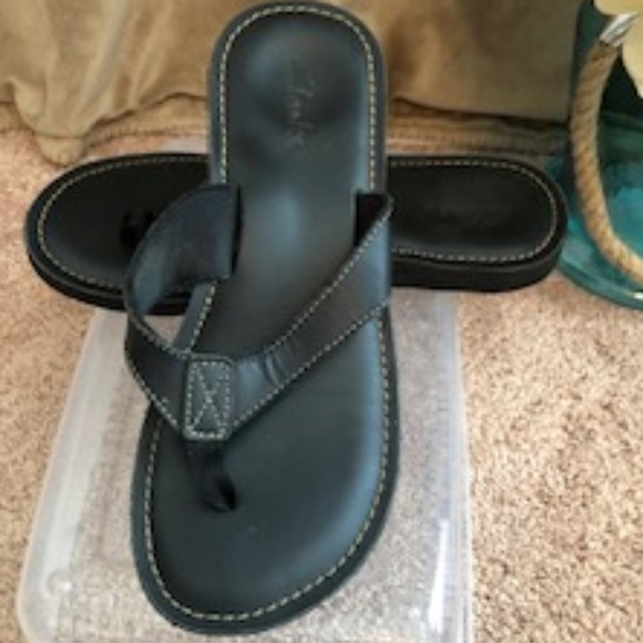 clarks black leather flip flops